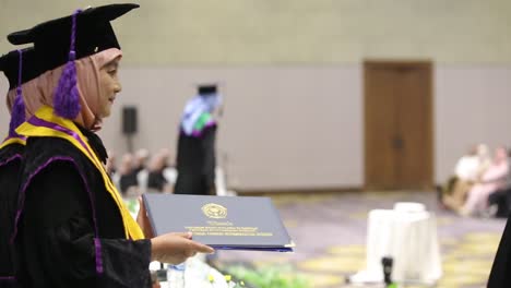 Un-Decano-Universitario-Maduro-Felicitando-A-Un-Joven-Estudiante-Por-Su-Graduación