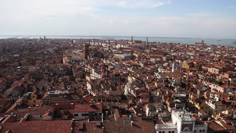 Touristische-Stadtdächer-Und-Gebäude-Des-Schönen-Venedig,-Italien---Schwenken
