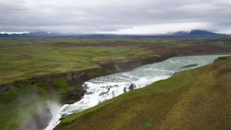 Gullfoss-Wasserfälle-In-Island-Mit-Drohnenvideo-Niedrig-Und-Nach-Unten-Bewegend