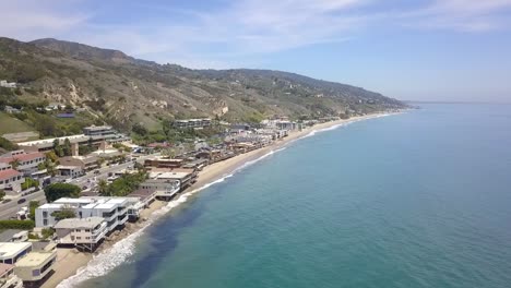 Malibu-Beach-Paradise-Apartments-Highway-One-Wundervolle-Luftaufnahme-Flugpanoramakurve-Flugdrohnenaufnahmen-In-La-At-Malibu-Pier-Beach-USA-2018