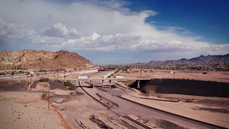 Aufsteigend-über-Die-Autobahn-Zwischen-El-Paso,-Texas-Und-Juarez,-Mexiko
