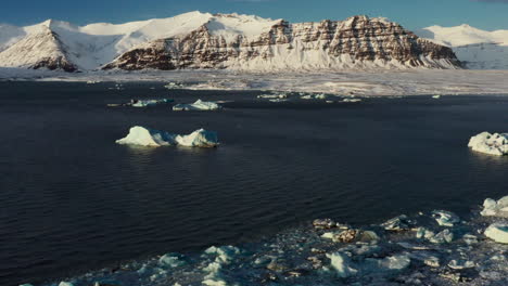 Vista-Aérea-De-Icebergs-Derretidos-En-El-Lago-En-El-Glaciar-Jökulsárlón-En-Islandia-Durante-El-Día-Soleado