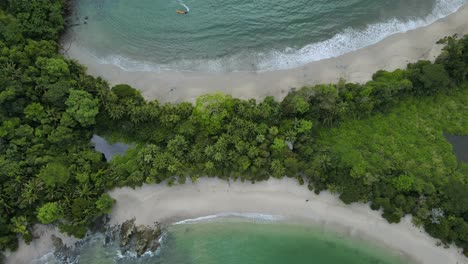 Runder-Schuss-Aus-Der-Luft,-Walschwanzförmiger-Strand-Im-Manuel-Antonio-Nationalpark,-Costa-Rica
