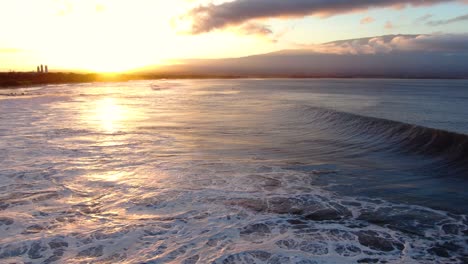 Statische-Luftaufnahme-Von-Großen-Wellen-Bei-Sonnenaufgang-Am-Surfspot-Der-Rostigen-Rohre-Auf-Maui-Hawaii