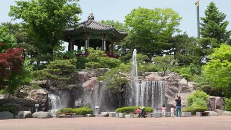Wasserspiel-Mit-Springbrunnen-Und-Wasserfällen-Außerhalb-Des-Kindermuseums-Der-Provinz-Gyeonggi