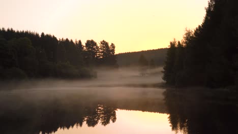 Ein-Schöner-Sonnenaufgang-über-Einem-Waldsee-Mit-Reflexionen