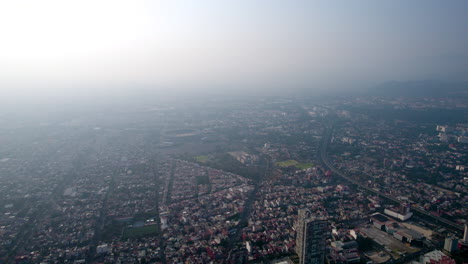 Drohnenvideo,-Das-An-Einem-Tag-Mit-Stark-Verschmutzter-Luft-Aus-Mexiko-Stadt-Herabsteigt
