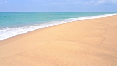 Playa-De-Arena-Exótica-Vacía-Y-Mar-Tropical-Turquesa-Con-Olas-Ligeras-En-Un-Día-Caluroso-Y-Soleado