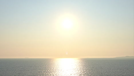 Erstaunlicher-Sonnenuntergang-In-Goldener-Farbe-über-Der-Ruhigen-Ozeanantenne