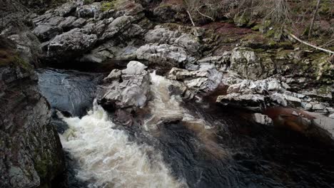 Luftaufnahme-Von-Randolphs-Sprung-Im-Fluss-Findhorn-Valley-Schottland-Mit-Kaskadierendem-Wasserfluss