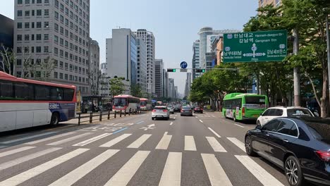 Fahren-Auf-Der-Straße-Durch-Skyline-Und-Wolkenkratzer-Im-Innenstadtbezirk-Gangnam-In-Seoul,-Südkorea