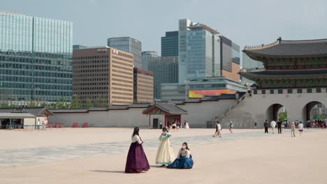 Freundinnen-Im-Koreanischen-Hanbok-Kostüm-Fotografieren-Im-Gyeongbokgung-Palast-In-Seoul