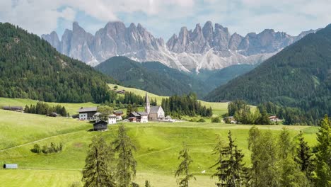Berühmte-Val-De-Funes-Zeitrafferaufnahme-Der-Italienischen-Alpen-Von-Santa-Magdalena,-Dolomiten
