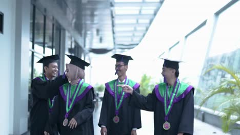 Graduados-Con-Sombreros-Negros-Con-Un-Vestido-De-Graduación-Universitaria,-Hablan-Y-Se-Divierten