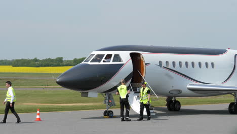 Landed-Dassault-Falcon-2000-with-ground-support-personnel,-static