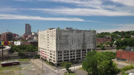 Abandoned-building-in-Albany,-New-York-with-drone-video-pulling-out