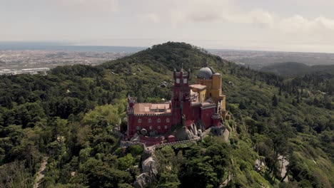 Pena-Palace,-Castillo-En-La-Cima-De-Una-Colina-En-Las-Montañas-Y-El-Bosque-De-Sintra,-Lisboa,-Portugal
