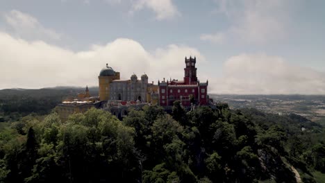 Pena-Palace,-Castillo-Romántico-En-La-Cima-De-Una-Colina-En-Sintra,-Portugal