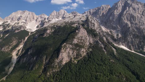 Montañas-Gigantes-De-Formación-Rocosa-Con-Picos-Altos-Y-Pendientes-Empinadas-En-Los-Alpes-Albaneses