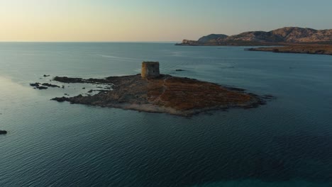 La-Pelosa-Natürlicher-Sandstrand-Sandige-Bucht-Auf-Der-Schönen-Touristischen-Ferieninsel-Sardinien-In-Italien-Bei-Sonnenuntergang-Mit-Klarem-Blauem-Türkisfarbenem-Wasser-Und-Einem-Leuchtturm-wachturm
