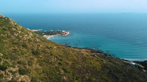 Sardinien-Klares-Blaues-Türkis-Und-Ruhiges-Wasser-An-Einer-Natürlichen-Sandstrandküstenbucht-In-Italien-Mit-Sonne-Und-Segelschiff