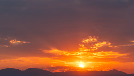 Ein-Atemberaubender-Und-Farbenfroher-Sonnenuntergang-Hinter-Den-Mojave-Wüstenbergen-Mit-Goldenen-Strahlen,-Die-Durch-Die-Wolkenlandschaft-Filtern---Statischer-Zeitraffer