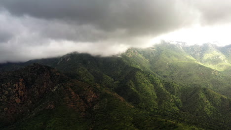 Aerial-Dolly-Links-Von-Madera-Canyon,-Arizona,-Grün-Nach-Dem-Monsun,-Wolken-Auf-Der-Bergspitze
