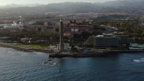 Luftaufnahme-Des-Gran-Canaria-Resorts-An-Der-Küste-Und-Des-Leuchtturms-Von-Maspalomas-Am-Abend