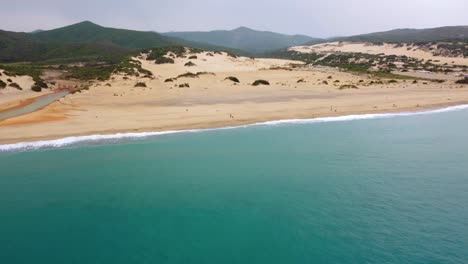Sardinien-In-Italien-In-Einer-Natürlichen-Dünenlandschaft-Küsteninsel-Bei-Einem-Touristischen-Urlaub-Meeresküste-Sandstrand-Sandige-Bucht-Mit-Klarem-Türkisblauem-Wasser