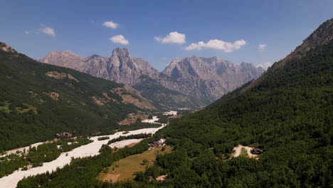 Idílico-Panorama-Montañoso-Con-Densos-Bosques-Y-Altos-Picos-De-Los-Alpes-Sobre-El-Lecho-Del-Río