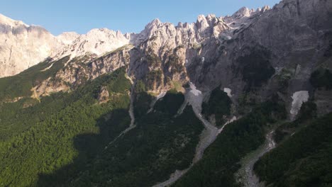 Hermosas-Montañas-En-Los-Alpes-De-Albania-Con-Altos-Picos-Rocosos,-Formas-De-Nieve-Blanca-Y-Bosque-Verde