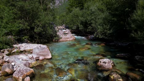 Agua-De-Río-Limpia-Que-Fluye-Sobre-Piedras-De-Colores-En-El-Parque-Del-Valle-De-Valbona-En-Albania