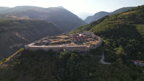Alte-Burg-Von-Prizren-Im-Kosovo,-Mit-Steinmauern-Auf-Einem-Hügel-über-Der-Stadt