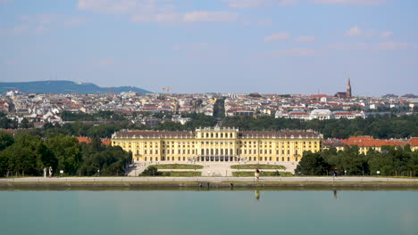 Teich-Und-Panoramablick-Auf-Schloss-Und-Garten-Schönbrunn-Mit-Blauem-Himmel-Im-Hintergrund