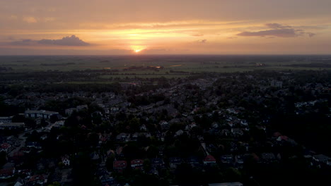 Hohe-Antenne-Der-Rustikalen-Kleinstadt-Bei-Sonnenaufgang