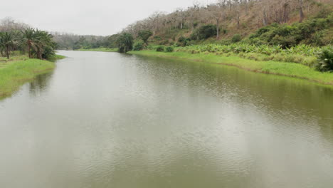 Fahrfront-über-Einen-Fluss,-Damm-An-Einem-Fluss-In-Angola,-Afrika-3