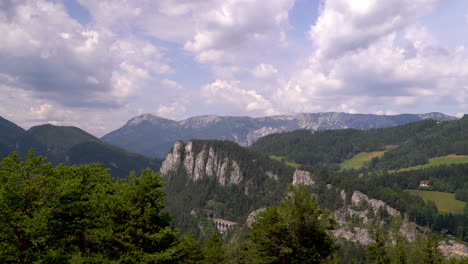 Amplio-Lapso-De-Tiempo-De-Panorama-Abierto-Con-Montañas,-Colinas-Verdes-Y-Cielo-Azul