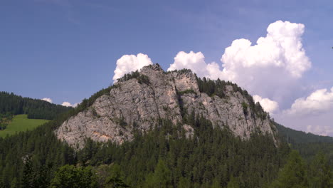 Alta-Montaña-Rocosa-En-La-Naturaleza-Con-Hermosa-Formación-De-Nubes-Y-Bosque