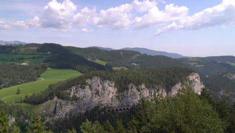 Schöne-Landschaft-Mit-Felsen,-Wald-Und-Bewölktem-Himmel