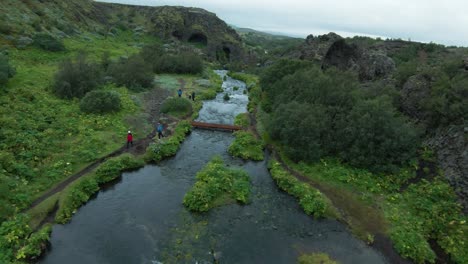 Tiro-Fpv-Sobre-Cascadas-De-Gjain-Que-Fluyen-Suavemente-En-Islandia,-Valle-Escénico