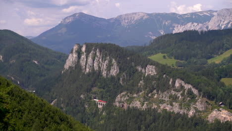 Tren-De-Carga-Que-Pasa-Por-El-Ferrocarril-A-Través-Del-Impresionante-Paisaje-Montañoso-En-Austria
