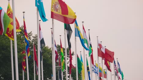 Flaggen-Der-Länder-Der-Welt-An-Fahnenmasten-Flattern-Im-Wind