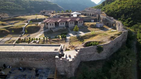 Muros-De-Piedra-De-La-Fortaleza-Y-Edificios-Antiguos-Al-Amanecer-En-La-Ciudad-De-Prizren,-Kosovo