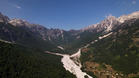 Wanderweg-Durch-Wunderschönes-Tal-In-Valbona,-Albanien