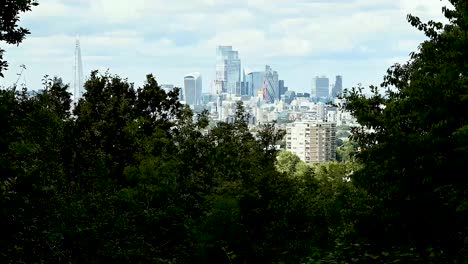 Zeitraffer-Von-Einem-Baumhügel-Mit-Blick-Auf-Die-City-Of-London-Mit-Berühmten-Gebäuden