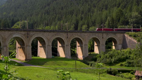 Langsamer-Schwenk-über-Viaduktbrücke-An-Der-Semmeringbahn-Mit-Durchfahrendem-Zug