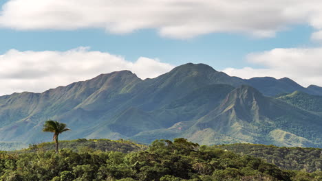 Der-Berg-Koghi-Dominiert-Die-Paradiesische-Landschaft-Neukaledoniens---Wolkengebilde-Im-Zeitraffer