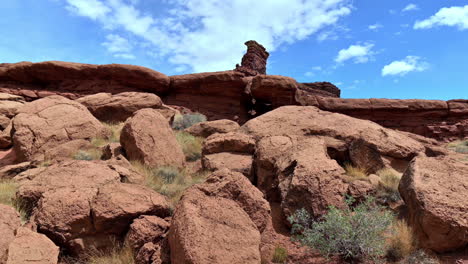Vista-Escénica-De-Formaciones-De-Roca-Roja-En-El-Paisaje-Desértico-De-Utah-En-Un-Día-Soleado