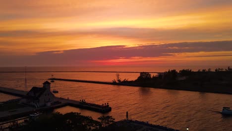 Schwenkperspektive-Eines-Atemberaubenden-Sonnenuntergangs-über-Dem-Michigansee-Im-Sommer-2021