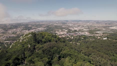 Schwenkschuss,-Der-Das-Mittelalterliche-Castelo-Dos-Mouros-Auf-Einem-Hügel-Und-Die-Wunderschöne-Offene-Landschaft-In-Sintra-Einfängt